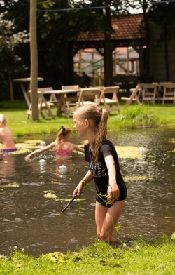 Kinderen in water schoolreisje 