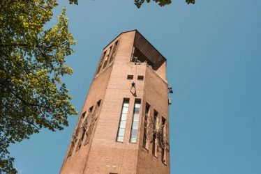 Abseilen van de poldertoren tijdens Uit je Tent St